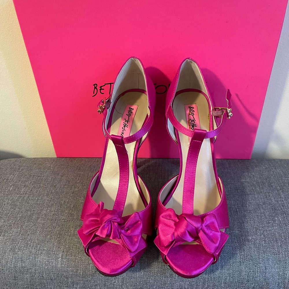 NWT Betsey Johnson satin pumps